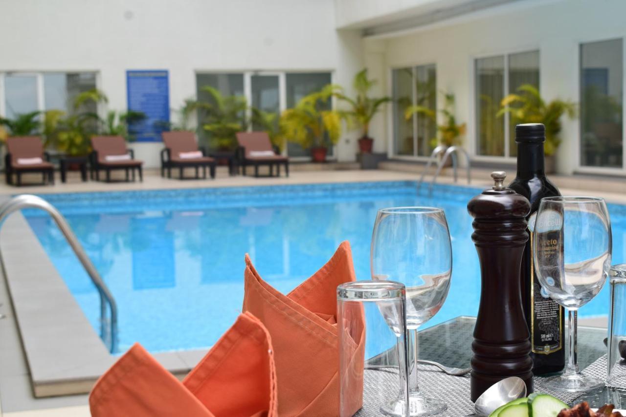 Starlit Suites Kochi Exterior foto